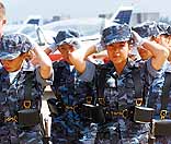 Mujeres pilotos desfilan