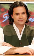 Carmen Romo, alcaldesa de Quilicura, y Marisol Bravo, gerenta Asuntos Corporativos CCU, firman el acuerdo.