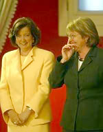 V�ctor Barrueto gozando como ni�o bajo la cascada