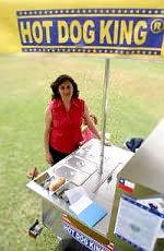 Tatiana Zalazar parti� con un carro en enero de este a�o, ya cuenta con seis y en un corto plazo espera tener doce unidades de venta. Foto: Marco Llanos