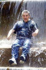 V�ctor Barrueto gozando como ni�o bajo la cascada