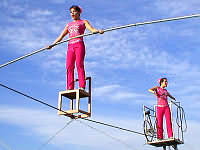 Los ni�os disfrutaron con payasos, equilibristas y trapecistas