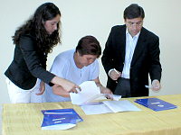 El Alcalde, Mario Olavarr�a, en el acto de firmas de Convenios