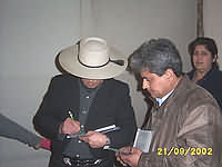 Pedro Messone firmando aut�grafo para Patricio Soto. (21,170 bytes)
