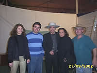 Pedro Messone y se�ora, junto a los Olavarr�a y al concesionario del casino. (20,947 bytes)