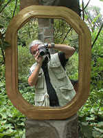 Kiko Benítez tras el espejo en Guay-guay.
