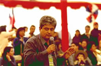 Patricio Soto, encargado de las actividades de la I. Municipalidad, animando el Concurso de Cueca Infantil. (31,004 bytes)