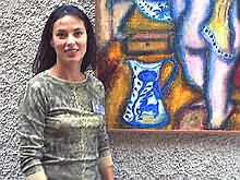 Dolores Rom&aacute;n junto a una obra de Camil Squella.