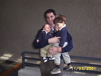 Mart�n Figueroa  y sus hijos Max y Mart�n. (22,323 bytes)