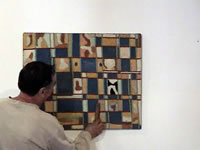 Antonio Bello limpiando una de las obras con una escobilla. (25,421 bytes)