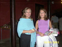 Patricia Galdames y M�nica Nelson de Olavaria (42,374 bytes)
