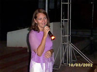 M�nica Nelson de Olavarr�a saludando al p�blico (22,698 bytes)