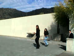 La artista llegando a inaugurar su exposici�n. No tiene imagen ampliada