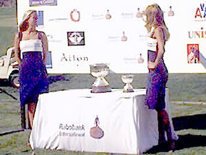 Foto: las copas entre dos promotoras