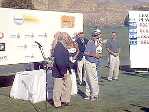 Foto: Hugo Le&oacute;n recibiendo su premio
