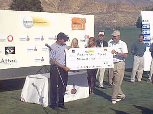 Foto: Rocha recibe su cheque de manos del representante de Rabobank