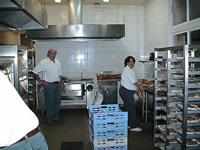 La pareja Calle-Velez, de La Casita Azul, a cargo del c�ctel. (43kb)