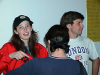 Brigadista Watkins junto a un hermano con cara de s�plica �por qu�? (30kb)