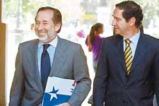 Jovino Novoa y Hern�n Larra�n