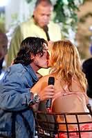 Iv�n y Mar�a Eugenia bes�ndose