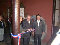 don Ram�n Uts, de Telem�s, cortando la cinta inaugural. A su lado, el Alcalde de Colina