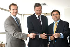 El Intendente Echeverr&iacute;a revisando la tropa ayer en Colina. Foto: Kiko Ben&iacute;tez