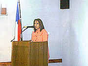 Fotograf&iacute;a: Loreto Amun&aacute;tegui, present&aacute;ndose ante los invitados.