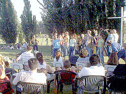 Mario olavarr&iacute;a hablando por tel&eacute;fono en su nueva oficina.