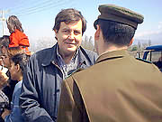 Fotograf&iacute;a: El Diputado Melero dialogando con Carabineros en la jornada de protesta por el peaje del 23 de septiembre.
