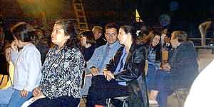 Paula Harnecker y su marido, muy atr&aacute;s en el p&uacute;blico.