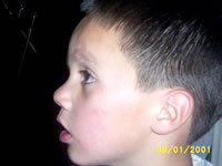 Ni�o asombrado con tanto adulto... a las dos de la ma�ana. (24,896 bytes)