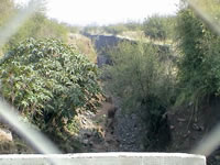 Quebrada El Manzano, en Polo Manquehue 4, cauce socabado por Polo 3. (56,383 bytes)