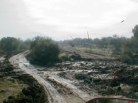 Corte en camino Chicureo/Guay-Guay por quebrada imprevista. Vista Sur/Norte. (39,281 bytes)