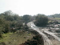 Corte en camino Chicureo/Guay-Guay por quebrada imprevista. Vista Sur/Norte. (80,194 bytes)