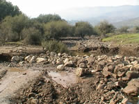 Corte en camino Chicureo/Guay-Guay por quebrada imprevista. Vista poniente/oriente. (63,640 bytes)