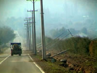 Camino a Guay-Guay: postes derribados por la fuerza del agua. (32,426 bytes)